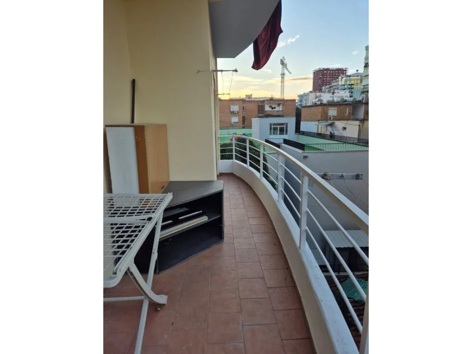 Tirane, jepet me qera apartament 2+1+Ballkon Kati 2, 99 m² 700 € (rruga e kavajes)