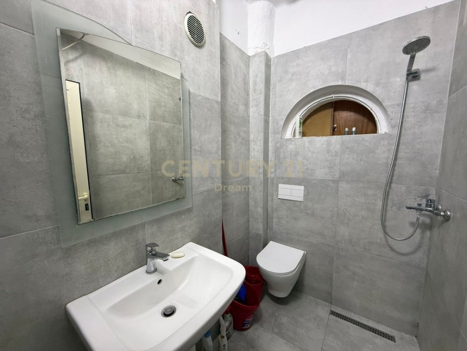 Tirane, jepet me qera apartament 1+1 Kati 4, 50 m² 450 € (Ish-Bllok)