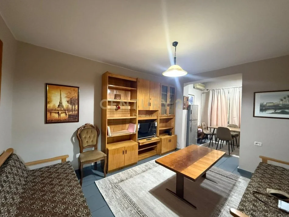 Tirane, jepet me qera apartament 1+1+Ballkon Kati 4, 50 m² 450 € (blloku vaso pasha)