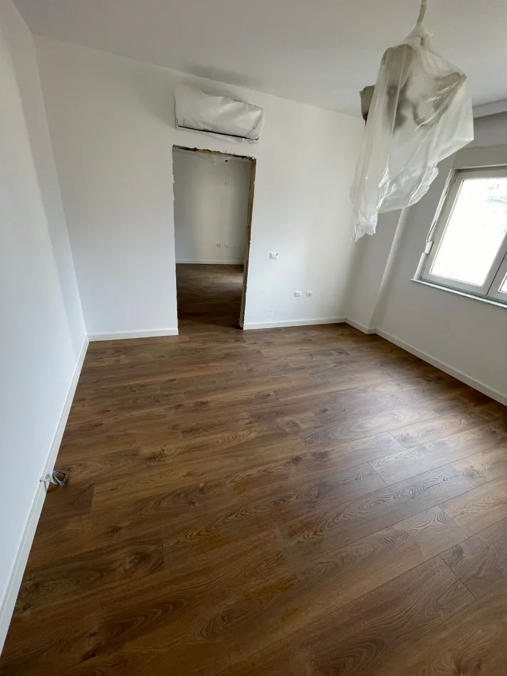 Tirane, jepet me qera ambjent biznesi Kati 3, 67 m² 1.000 € (Prane Stadiumit Arena)