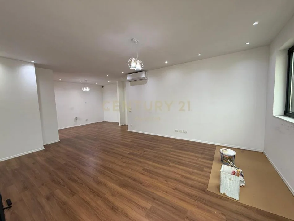 Tirane, jepet me qera zyre Kati 5, 130 m² 600 € (Rezidenca Future Home) Astir