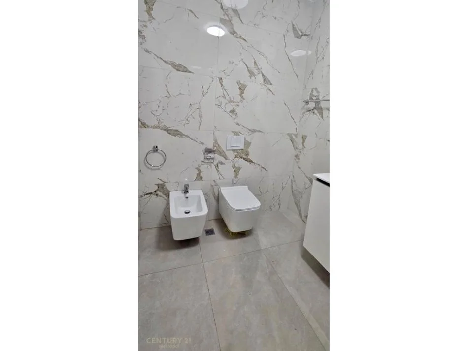 Tirane, jepet me qera apartament 1+1+Ballkon Kati 9, 77 m² 650 € (zogu zi)