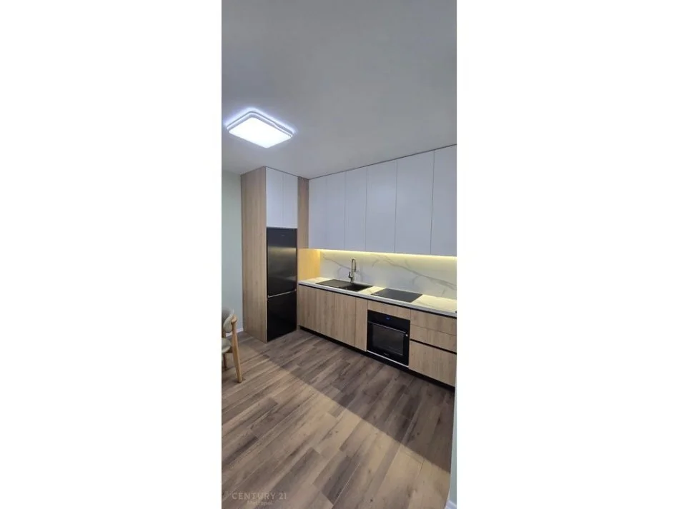 Tirane, jepet me qera apartament 1+1+Ballkon Kati 9, 77 m² 650 € (zogu zi)