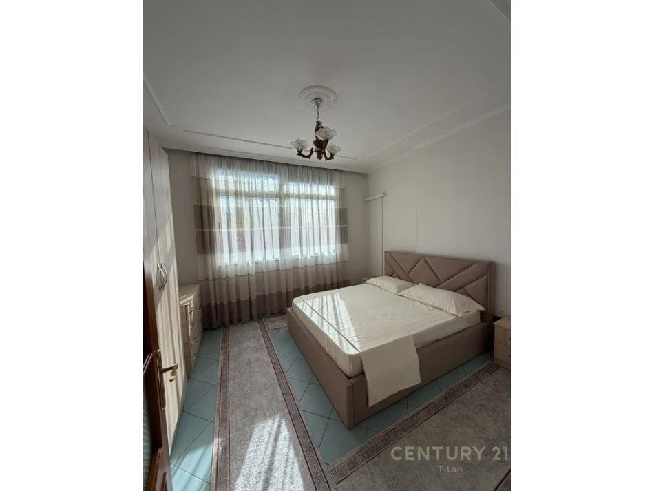 Tirane, jepet me qera apartament 3+1+Ballkon Kati 4, 100 m² 750 € (mine peza)