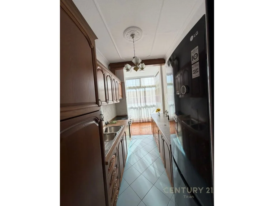 Tirane, jepet me qera apartament 3+1+Ballkon Kati 4, 100 m² 750 € (mine peza)