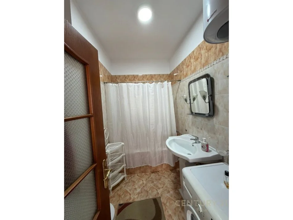 Tirane, jepet me qera apartament 3+1+Ballkon Kati 4, 100 m² 750 € (mine peza)