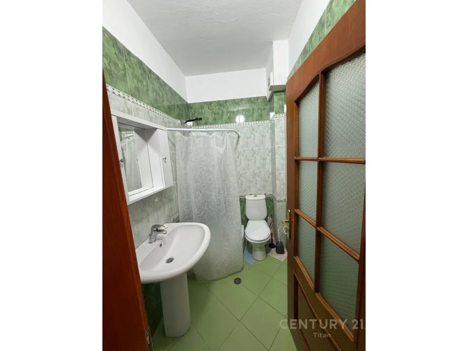Tirane, jepet me qera apartament 3+1+Ballkon Kati 4, 100 m² 750 € (mine peza)