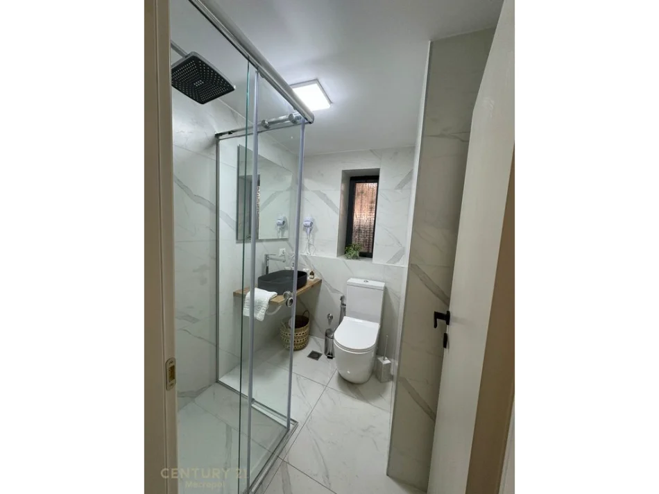 Tirane, jepet me qera apartament 2+1 Kati 1, 135 m² 650 € (Ali Demi)