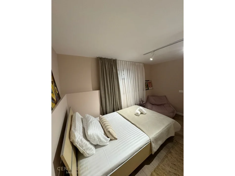 Tirane, jepet me qera apartament 2+1 Kati 1, 135 m² 650 € (Ali Demi)