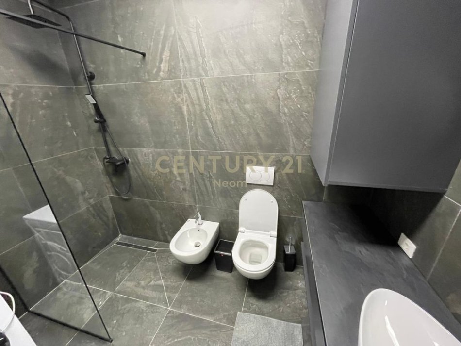 Tirane, jepet me qera apartament 2+1+Aneks+Ballkon Kati 4, 100 m² 1.000 € (Neom128871)