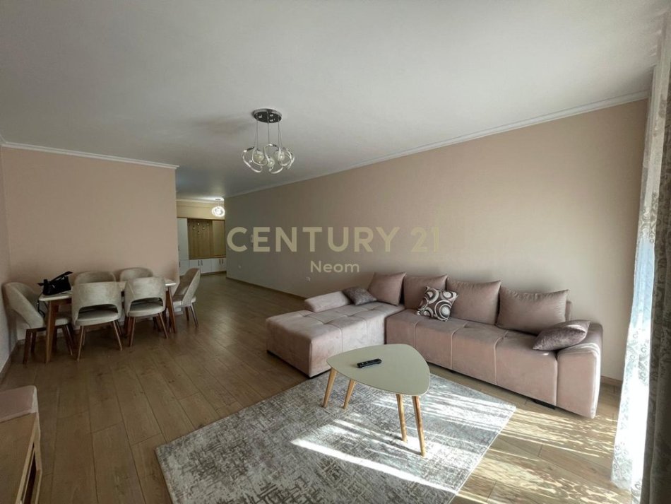 Tirane, jepet me qera apartament 2+1+Ballkon Kati 2, 135 m² 900 € (Neom128994)