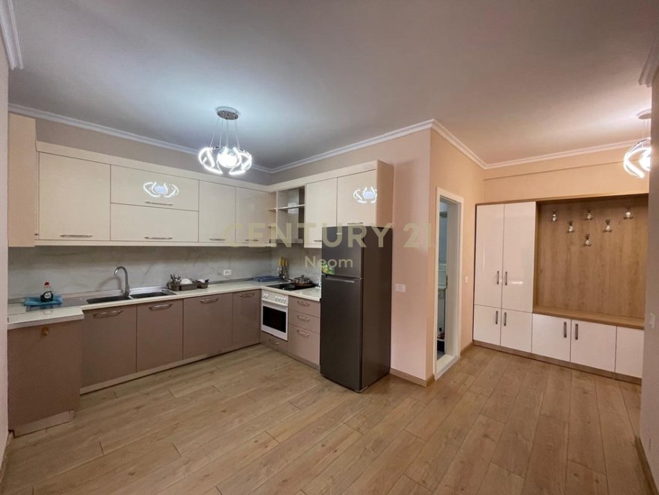 Tirane, jepet me qera apartament 2+1+Ballkon Kati 2, 135 m² 900 € (Neom128994)
