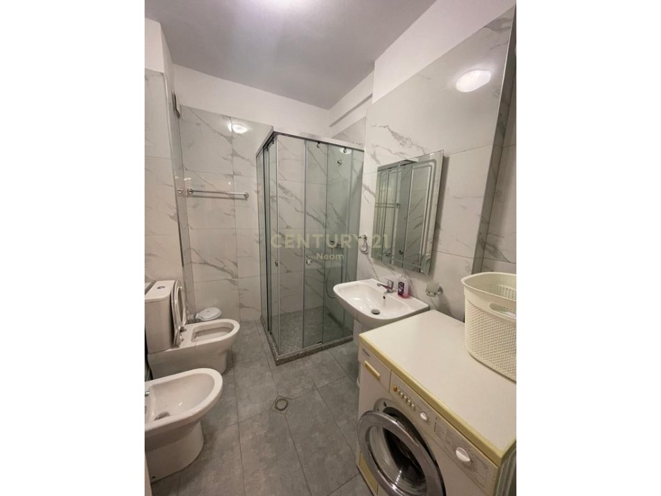Tirane, jepet me qera apartament 2+1+Ballkon Kati 2, 135 m² 900 € (Neom128994)
