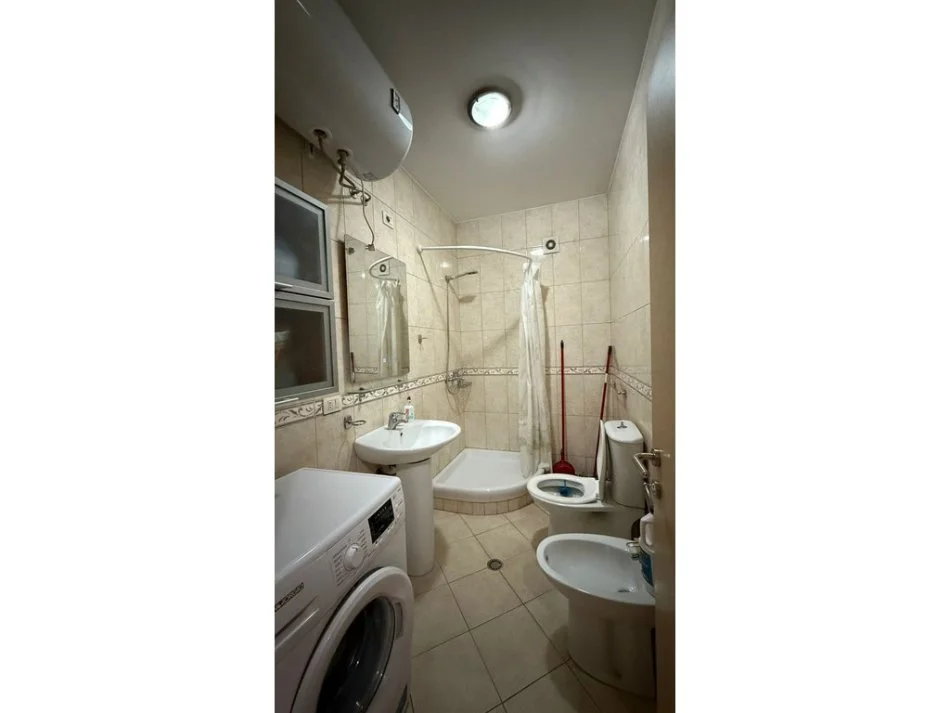 Tirane, jepet me qera apartament 1+1 Kati 4, 61 m² 550 € (rruga e kavajes)