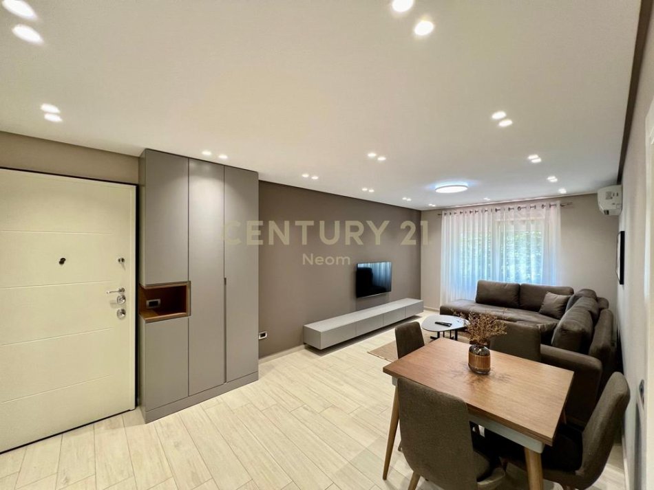 Tirane, jepet me qera apartament 2+1+Aneks+Ballkon Kati 2, 75 m² 850 € (Neom129082)