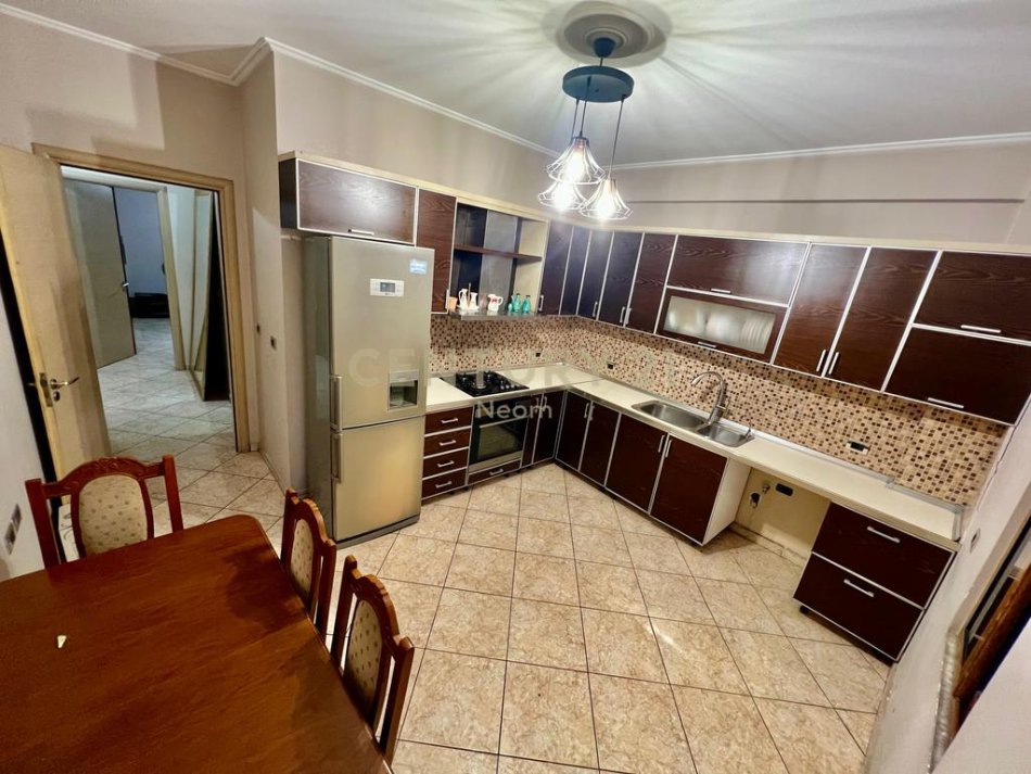 Tirane, jepet me qera apartament 2+1+Aneks+Ballkon Kati 2, 160 m² 550 € (Neom129083)