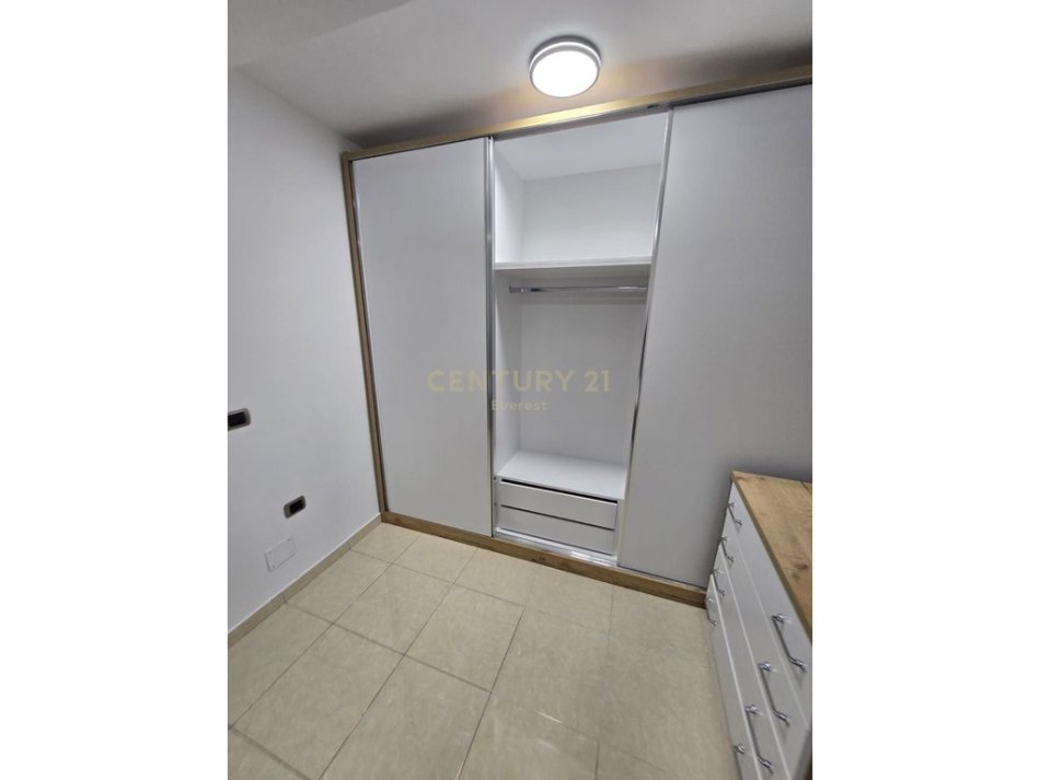 Tirane, jepet me qera apartament 1+1 Kati 4, 69 m² 550 € (Bulevardi Zogu i Pare(Brraka))