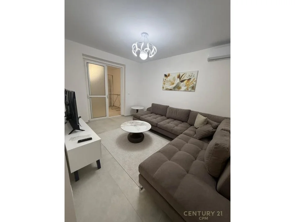 Tirane, jepet me qera apartament 2+1+Ballkon Kati 2, 52 m² 700 € (selvia shkolla siri kodra)