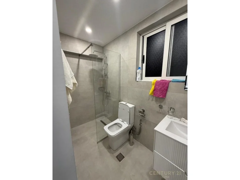Tirane, jepet me qera apartament 2+1+Ballkon Kati 2, 52 m² 700 € (selvia shkolla siri kodra)
