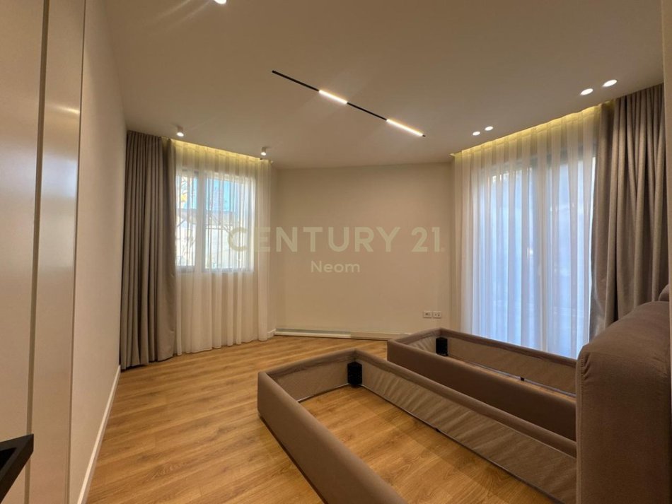 Tirane, jepet me qera apartament 2+1+Aneks+Ballkon Kati 0, 124 m² 2.200 € (Neom129175)