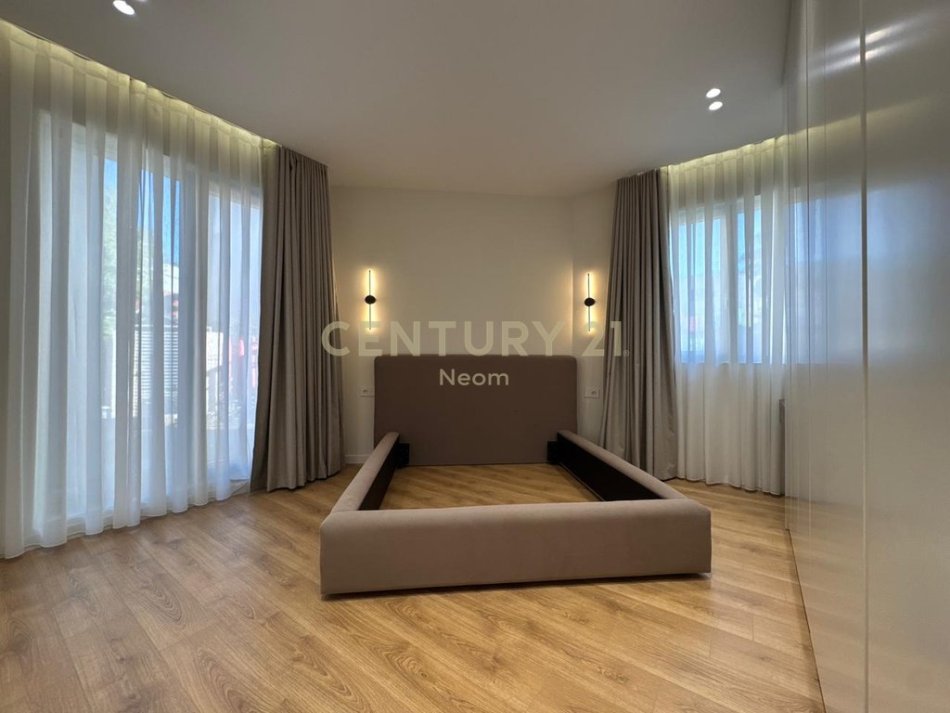 Tirane, jepet me qera apartament 1+1+Aneks Kati 0, 110 m² 2.100 € (Neom129177)