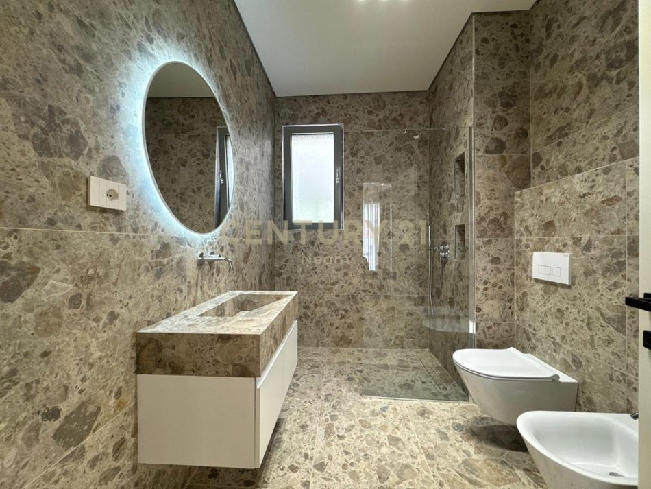 Tirane, jepet me qera apartament 1+1+Ballkon Kati 1, 97 m² 1.350 € (Neom129178)