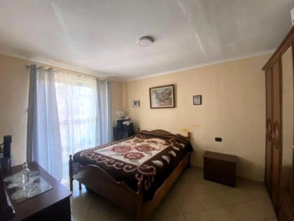 Tirane, shitet apartament 1+1 Kati 4, 50 m² 77.000 € (Shkolla e Bashkuar)