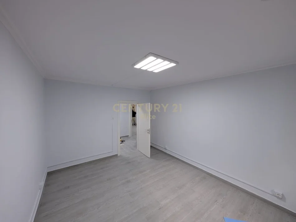 Tirane, jepet me qera zyre Kati 0, 113 m² 550 € (pallati me shigjeta)