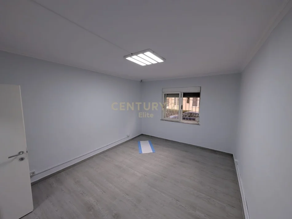 Tirane, jepet me qera zyre Kati 0, 113 m² 550 € (pallati me shigjeta)
