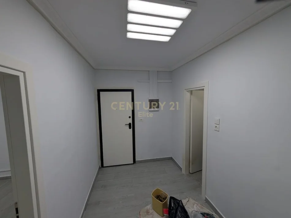 Tirane, jepet me qera zyre Kati 0, 113 m² 550 € (pallati me shigjeta)