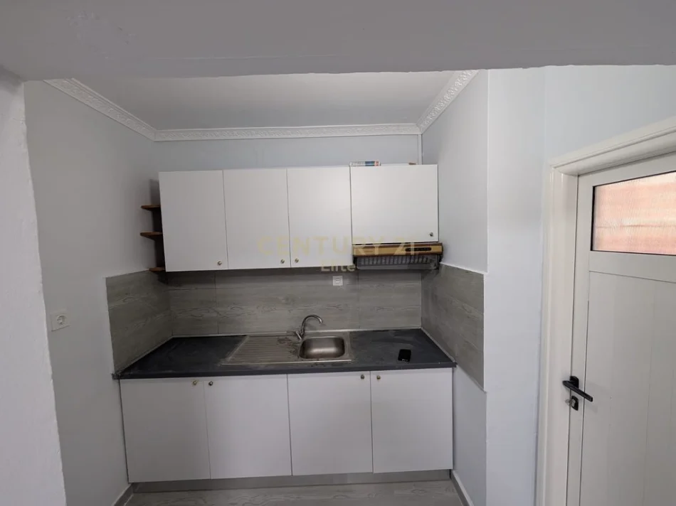 Tirane, jepet me qera zyre Kati 0, 113 m² 550 € (pallati me shigjeta)