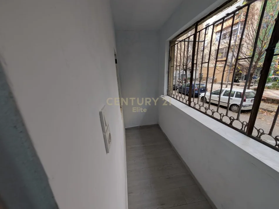 Tirane, jepet me qera zyre Kati 0, 113 m² 550 € (pallati me shigjeta)
