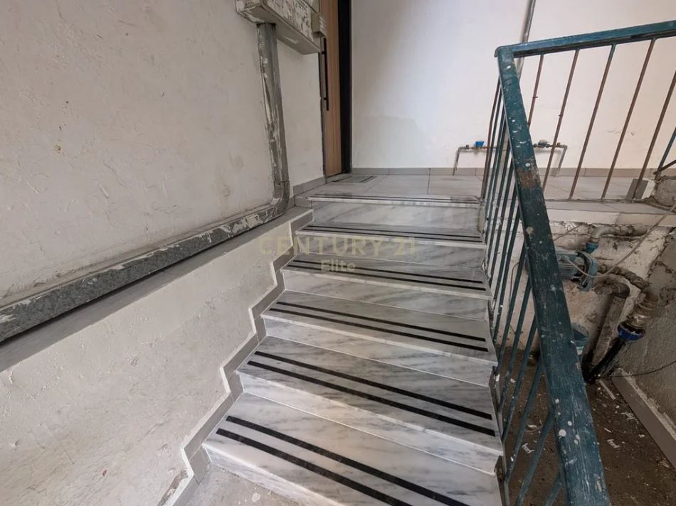 Tirane, jepet me qera zyre Kati 0, 113 m² 550 € (pallati me shigjeta)