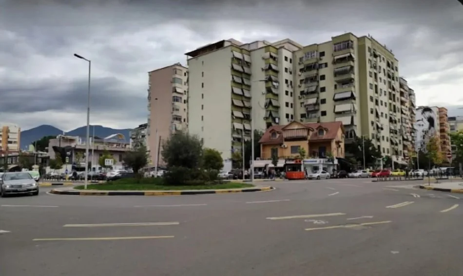 Tirane, jepet me qera apartament 2+1+Ballkon Kati 2, 112 m² 800 € (Komuna e Parisit)