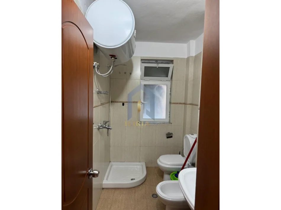 Tirane, jap me qera apartament 1+1+Ballkon Kati 5, 64 m² 400 € (Apartament 1+1 me qira ne "Kinostudio")