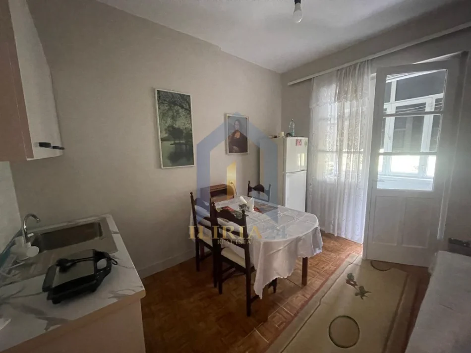 Tirane, jap me qera apartament 2+1+Ballkon Kati 4, 79 m² 450 € (Apartament 2+1 me qira , Rruga Ferit Xhajko)