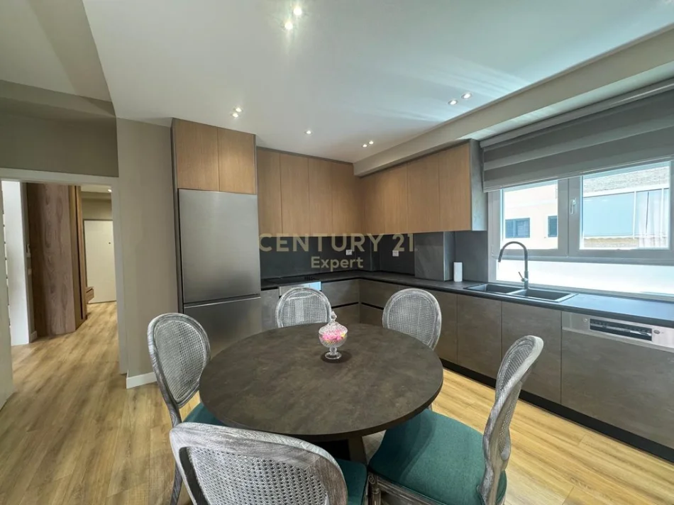 Tirane, shitet apartament duplex 3+1+Ballkon , 213 m² (liqeni i thate)