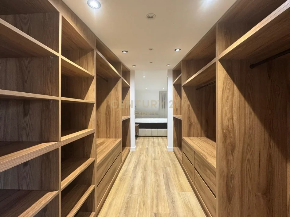 Tirane, shitet apartament duplex 3+1+Ballkon , 213 m² (liqeni i thate)