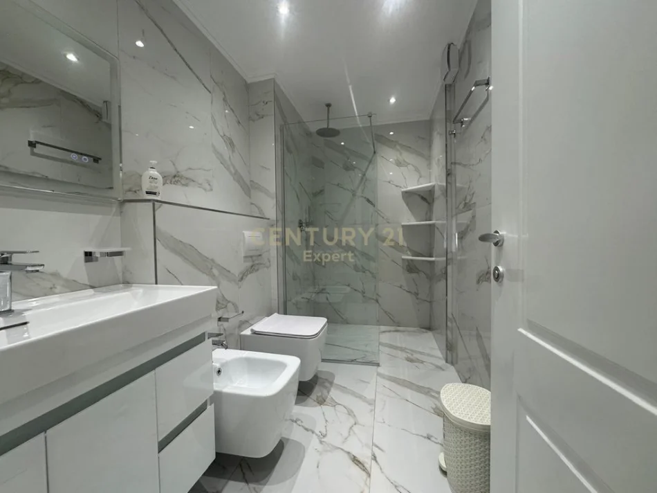 Tirane, shitet apartament duplex 3+1+Ballkon , 213 m² (liqeni i thate)