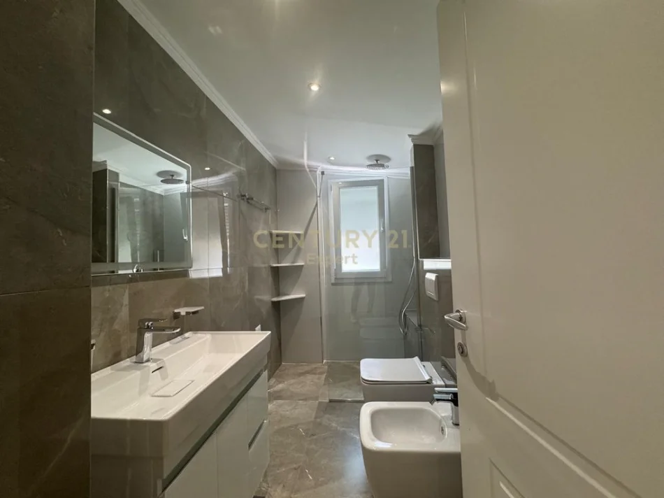 Tirane, shitet apartament duplex 3+1+Ballkon , 213 m² (liqeni i thate)