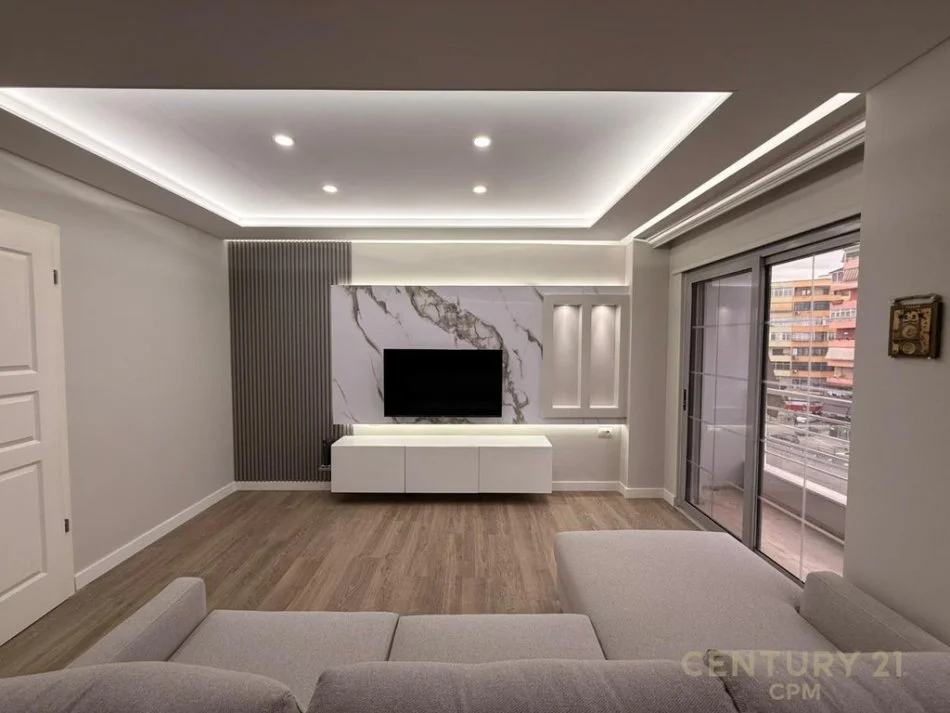 Tirane, jepet me qera apartament 2+1+Ballkon Kati 6, 113 m² 800 € (QENDRA KRISTAL)