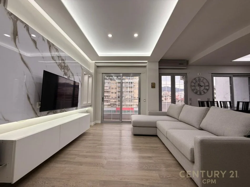 Tirane, jepet me qera apartament 2+1+Ballkon Kati 6, 113 m² 800 € (QENDRA KRISTAL)