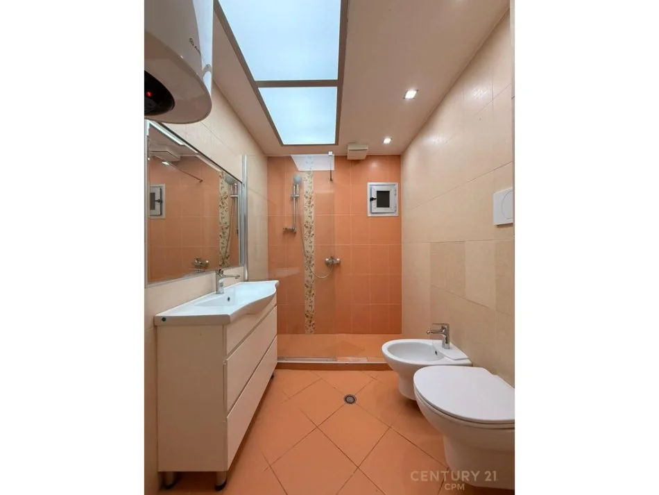 Tirane, jepet me qera apartament 2+1+Ballkon Kati 6, 113 m² 800 € (QENDRA KRISTAL)