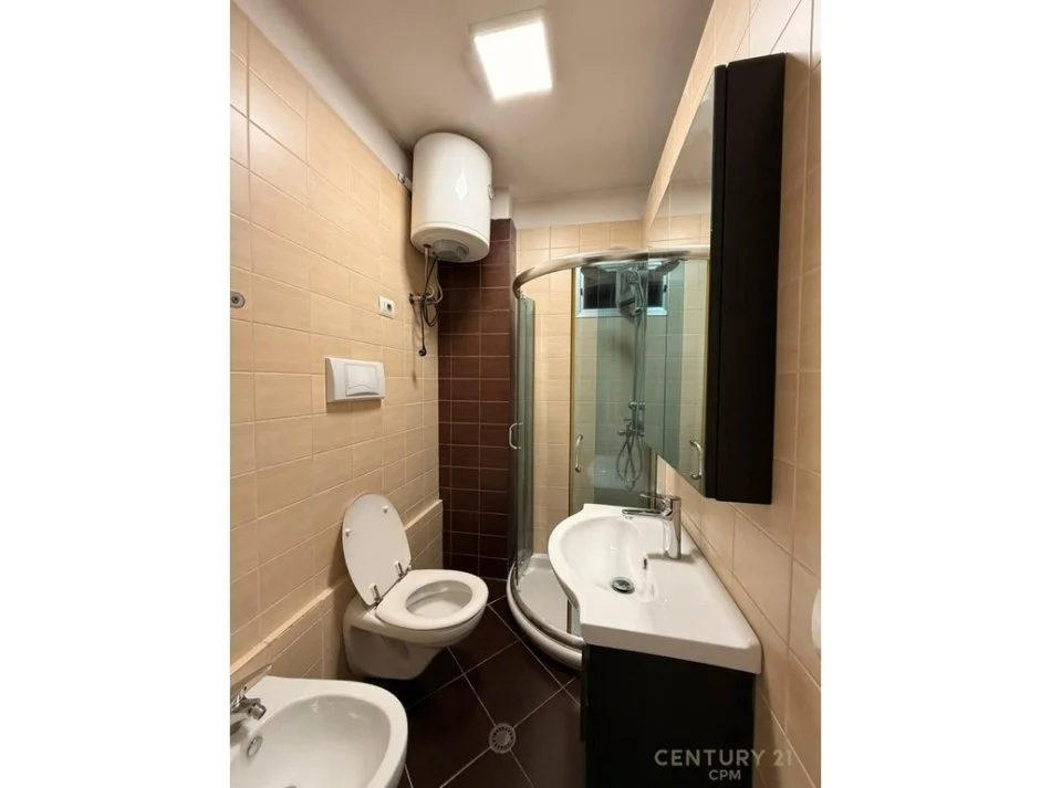 Tirane, jepet me qera apartament 2+1+Ballkon Kati 6, 113 m² 800 € (QENDRA KRISTAL)