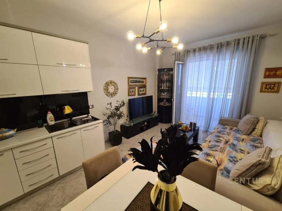Tirane, jepet me qera apartament 1+1+Ballkon Kati 7, 58 m² 600 € (globe)