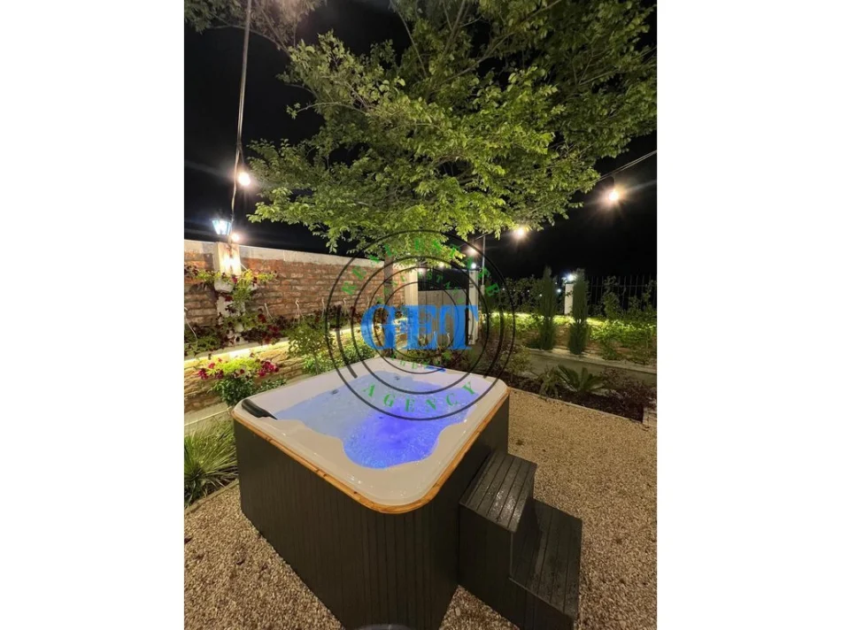 Durres, jepet me qera Vile 2+1 Kati 1, 140 m² 700 € (Shkallnur)