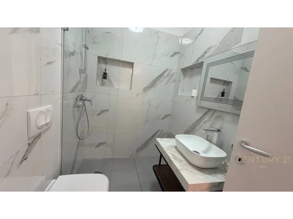 Tirane, jepet me qera apartament 1+1+Ballkon Kati 9, 70 m² 850 € (rruga e barrikadave)