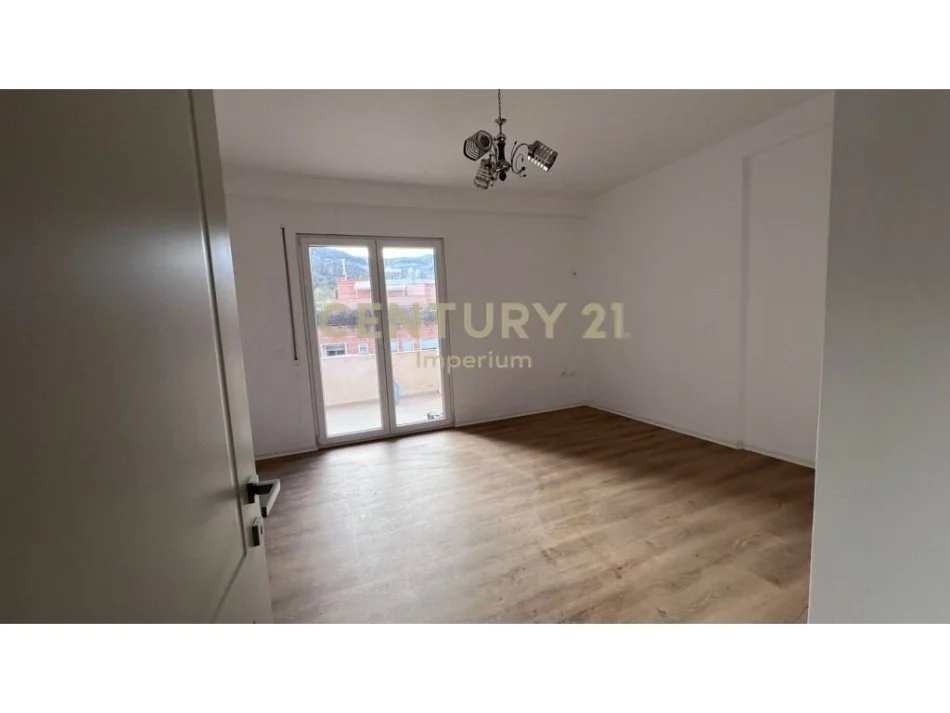 Tirane, jepet me qera apartament 2+1+Ballkon Kati 4, 115 m² 500 € (selite e vjeter)