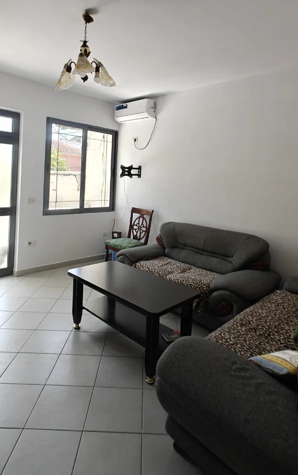 Tirane, jepet me qera shtepi 1+1 Kati 0, 55 m² 360 € (Rruga Besim Fagu)