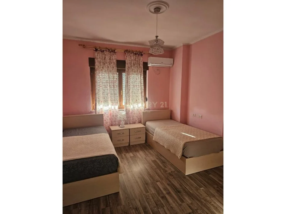 Tirane, jepet me qera apartament 3+1 Kati 16, 157 m² 1.200 € 